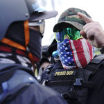 Maskerade aktivister ur den fascistiska organisationen Proud Boys under en demonstration i Portland.