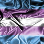 Trans pride-flaggan, som har färgerna ljusblå, rosa och vit i ett glänsande sidentyg.