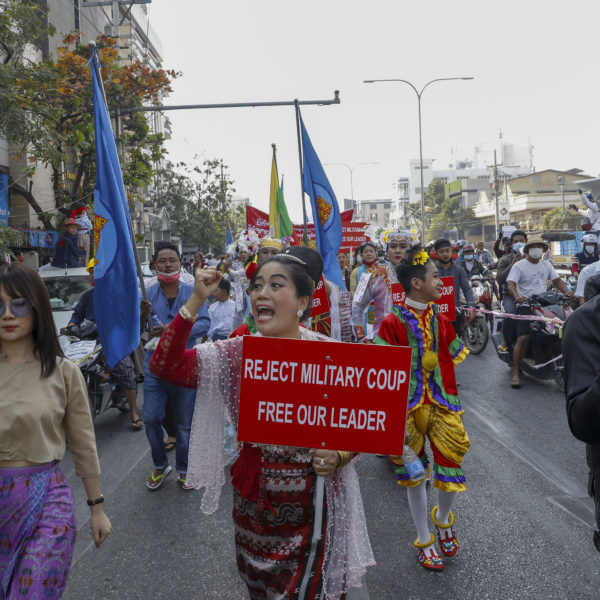 Demonstranter i Myanmar med skyltar med texten Reject military coup, free our leader.