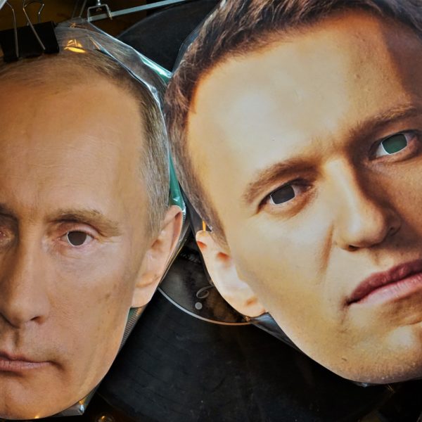 Bilder på två masker, med utklippta hål för ögonen. Den ena föreställande Putin, den andra Navalny