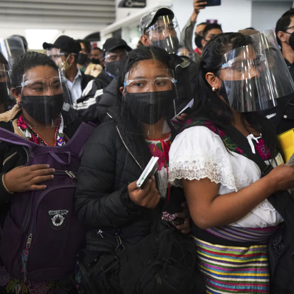 Zapatister på flygplatsen i Mexico city.