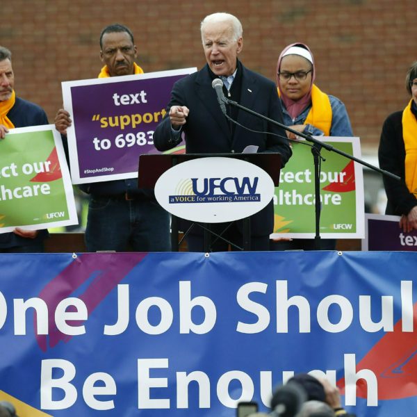 Joe Biden talar på strejkmöte i Boston